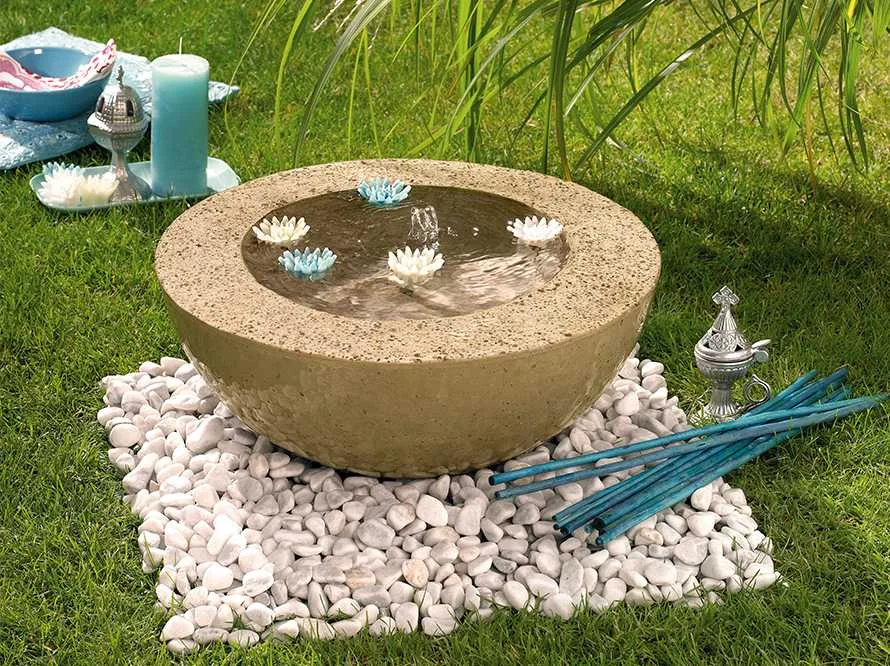 Runder Steinbrunnen mit Seerosen