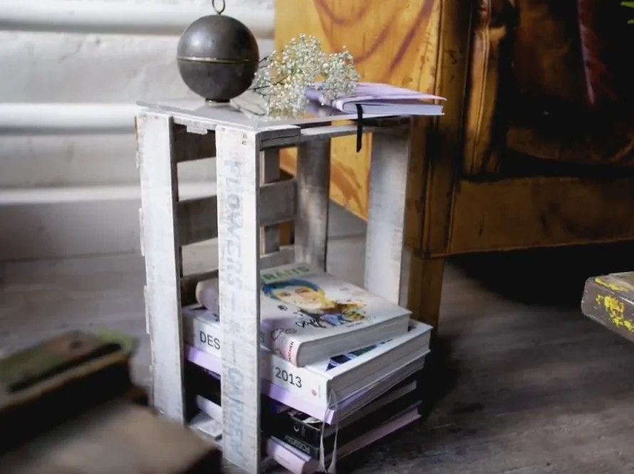 Ein Bücherstapel auf einer Holzkiste