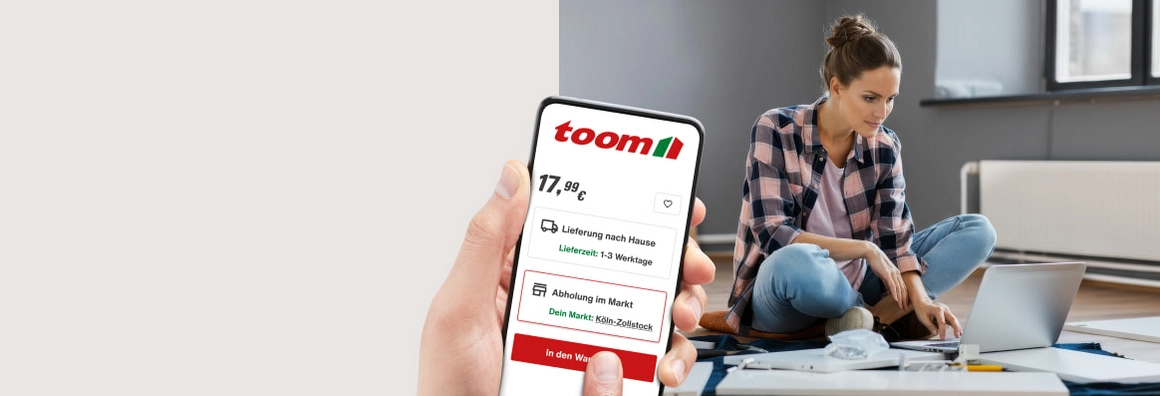 toom Abholservice. Eine Person bestellt per Smartphone online, im Hintergrund sitzt eine Person am Laptop.