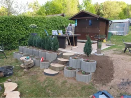 Gartenarbeit mit Holzstufen und -beeten