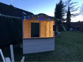 Weihnachtshütte mit Lichterkette