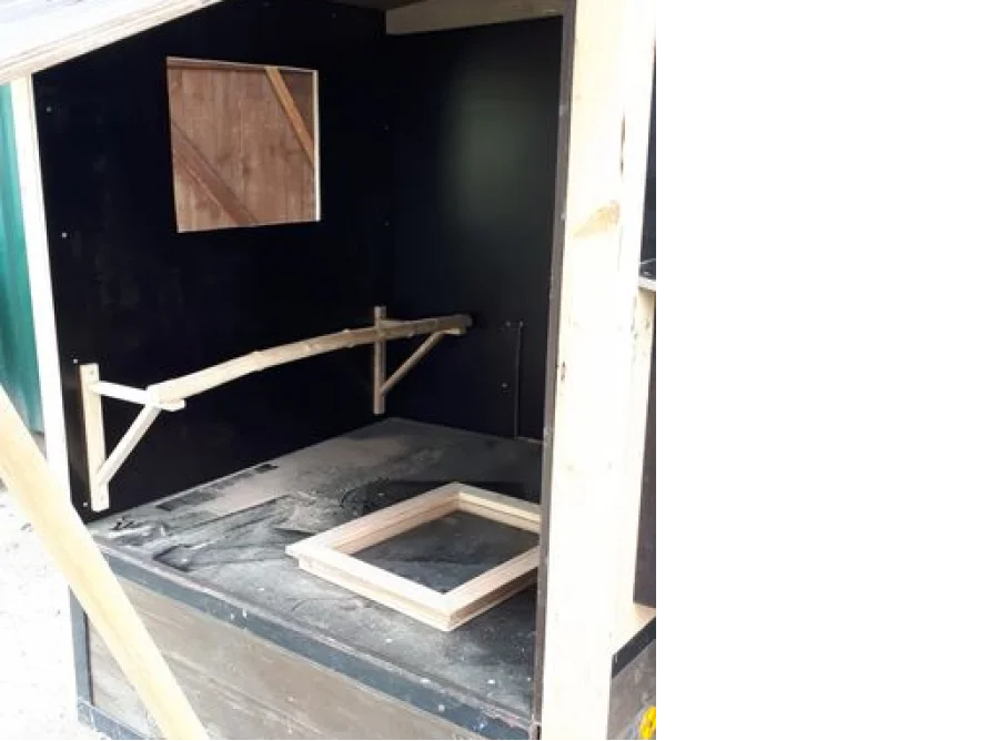 Innenansicht eines Gartenhauses aus Holz