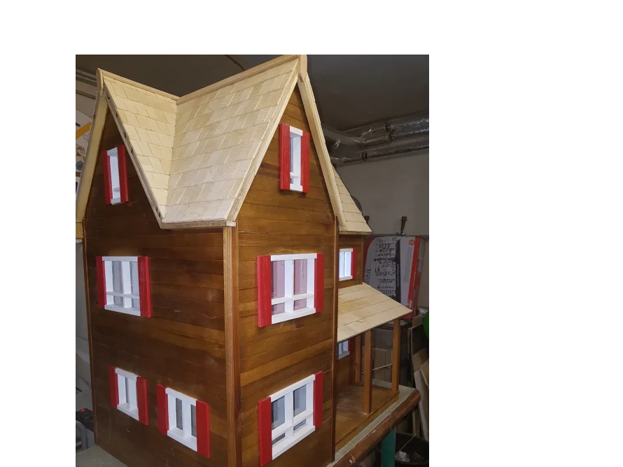 Holzhaus mit roten Fensterläden