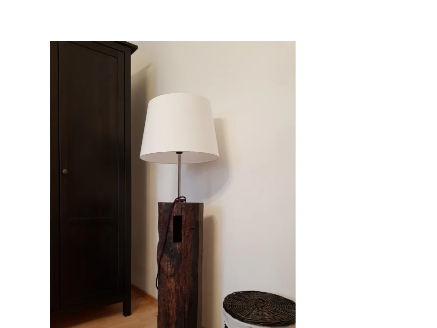 Stehlampe mit Holzsockel