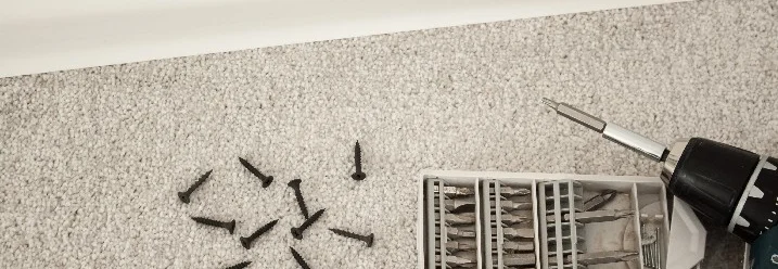 Teppich, Schrauben, Akkuschrauber und Bits
