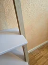Nahaufnahme eines Regals aus Schichtholz mit weißen Brettern