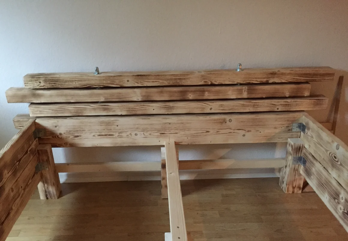 Holzrahmen eines Bettes
