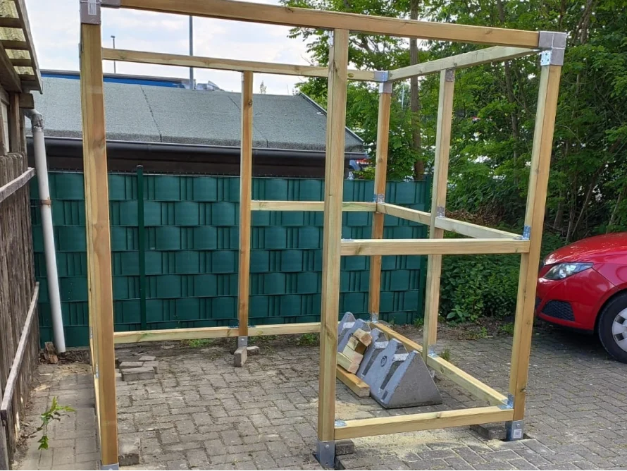 Holzgerüst eines Gartenhauses im Bau