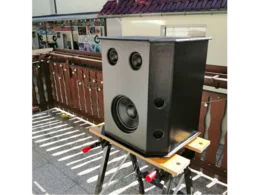 Ein schwarzer Lautsprecher auf einem Arbeitsbock