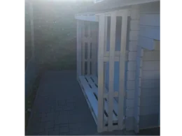 Holzkonstruktion an Hauswand