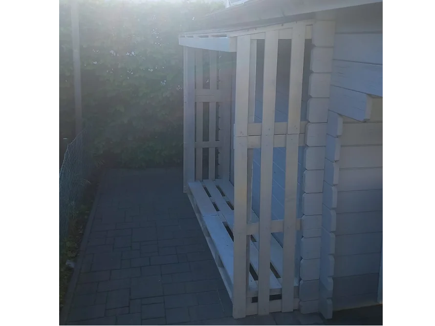 Holzkonstruktion an Hauswand