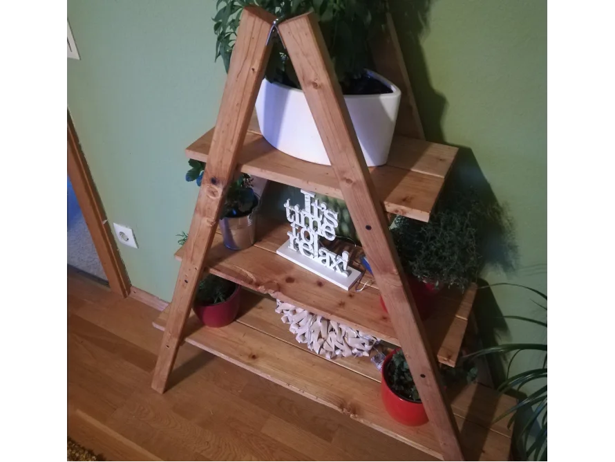 Holzregal in A-Form mit Pflanzen