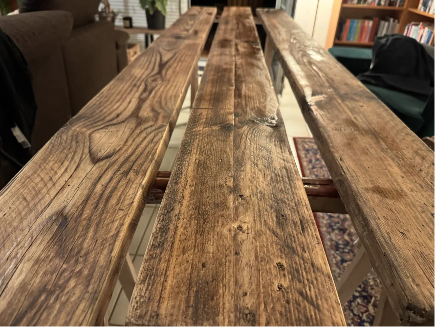 Drei lasierte Holzbretter