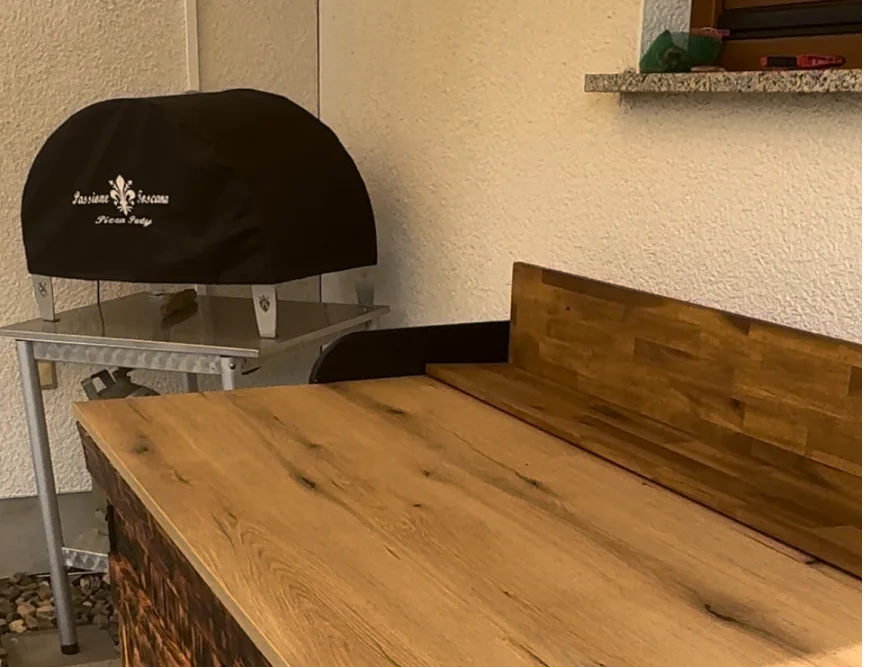 Abgedeckter Pizzaofen auf einem Tisch