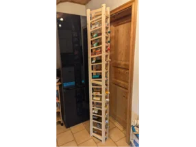 Hoher, schmaler Weinregal aus Holz mit Weinflaschen