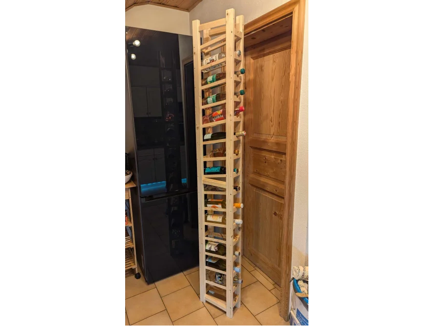 Hoher, schmaler Weinregal aus Holz mit Weinflaschen