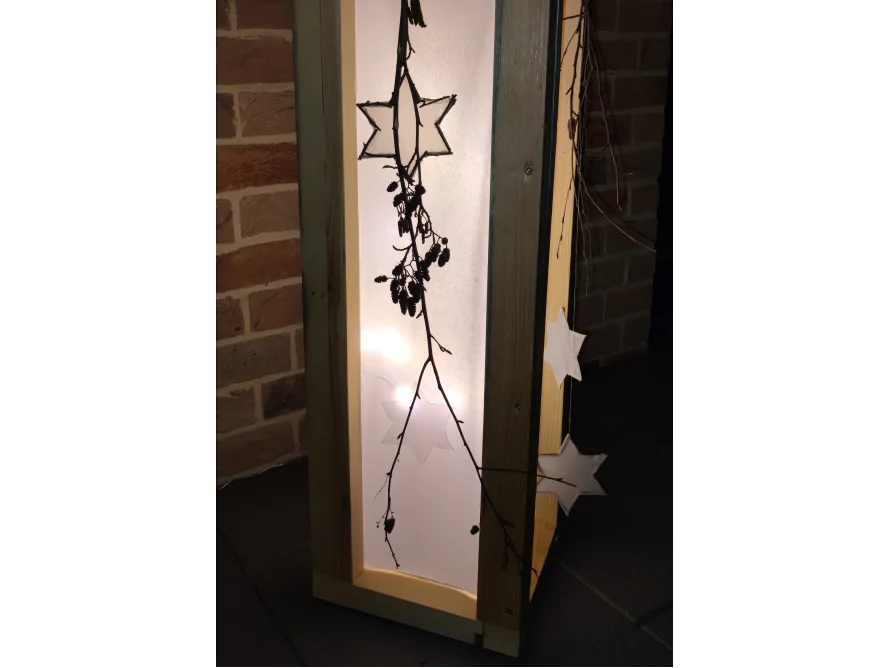 Holzlaterne mit Sternendekoration