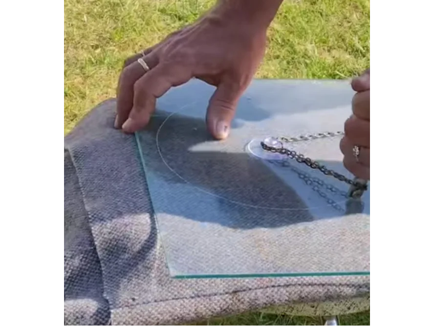 Hände schneiden Glas mit Glasschneider