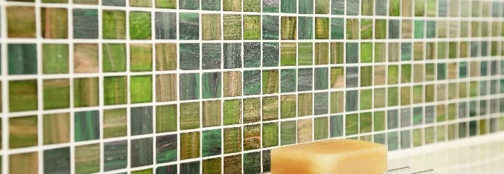 Grüne Mosaikfliesen