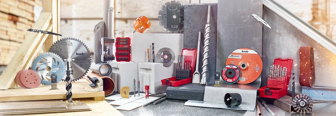Verschiedene Sägeblätter und Bohrer
