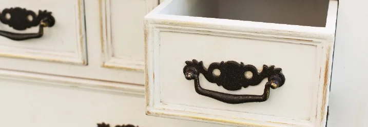 Offene Schublade einer Kommode