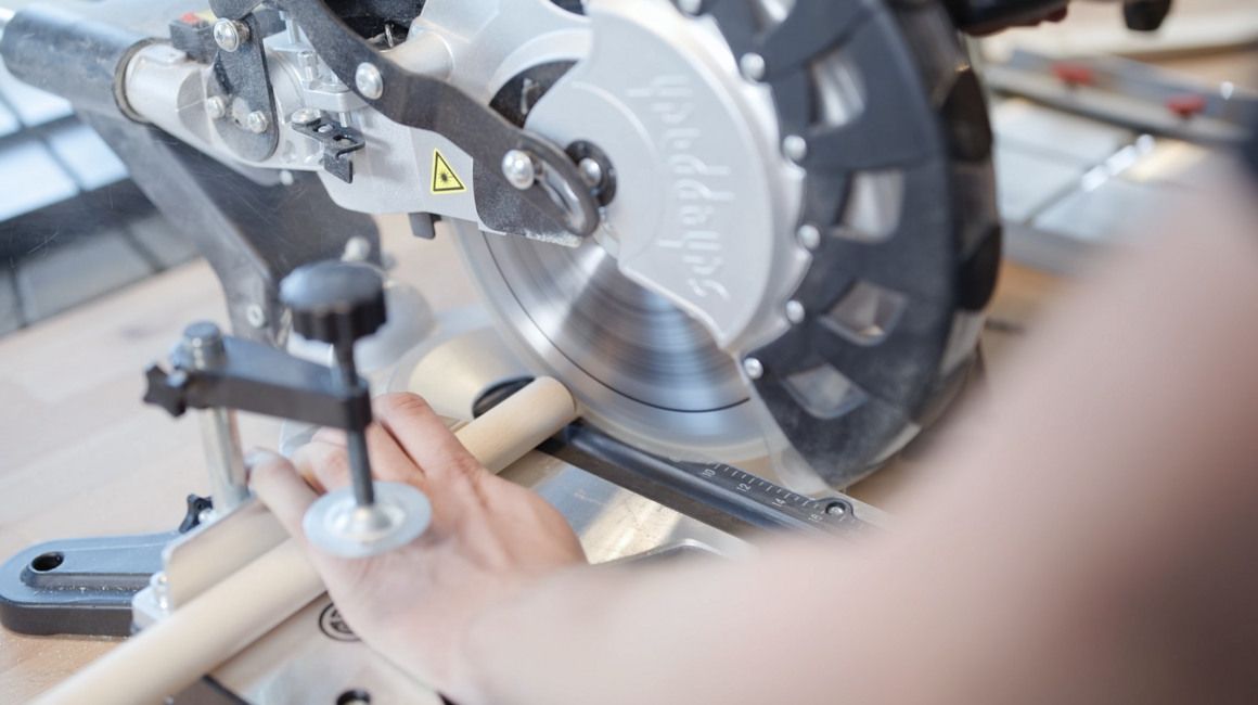 Person sägt Holz mit Säge