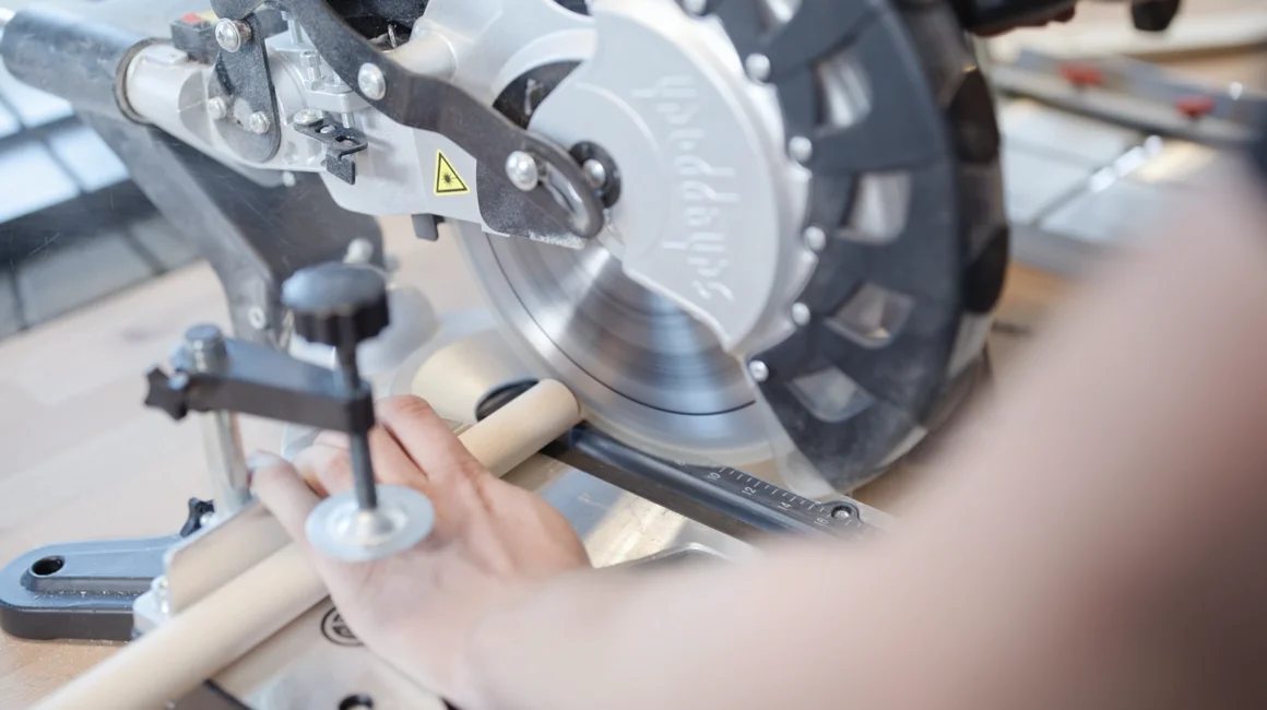 Person sägt Holz mit Säge