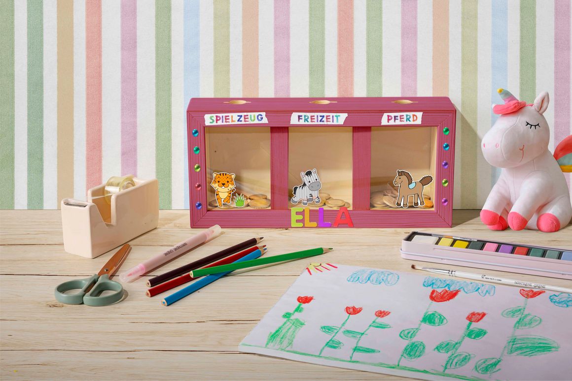 Eine rosa Spardose für Kinder mit verschiedenen Löchern für Spielzeug, Freizeit und Pferd