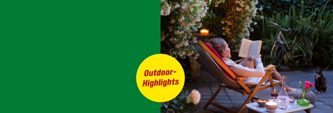 Outdoor-Highlights. Eine Person liest entspannt in einem Liegestuhl auf der Terrasse.