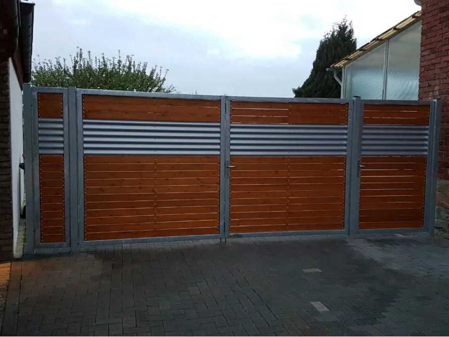 Modernes Gartentor aus Holz und Metall