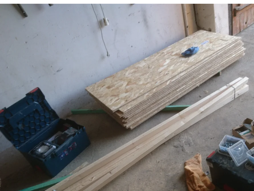 Holz und Werkzeug in einer Werkstatt