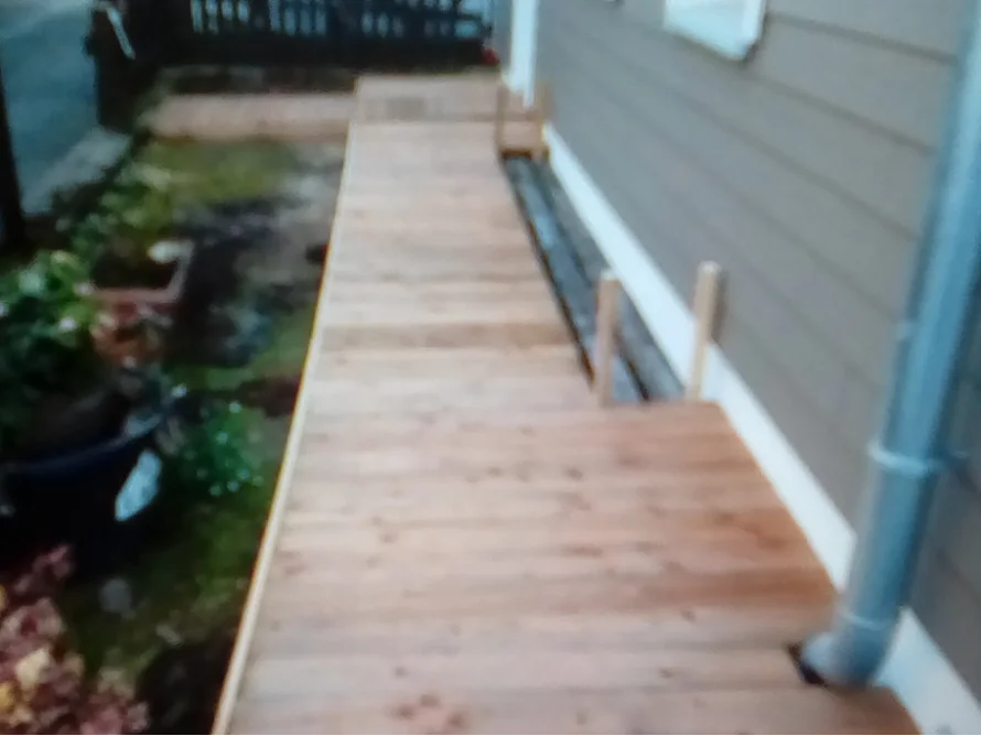 Holzterrasse an einem Haus