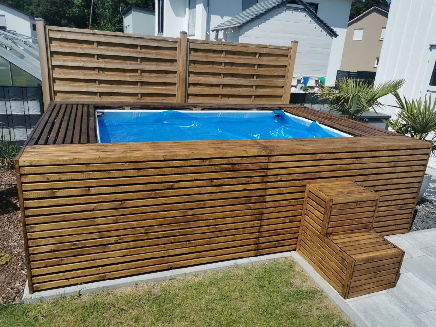 Pool mit Holzverkleidung