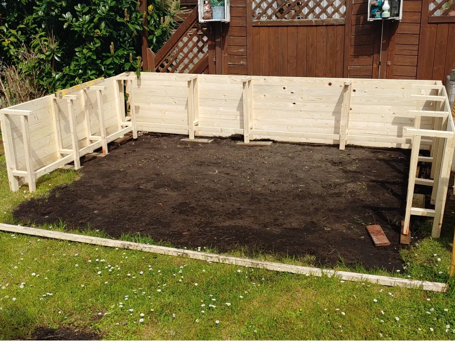 Holzgerüst auf Erde