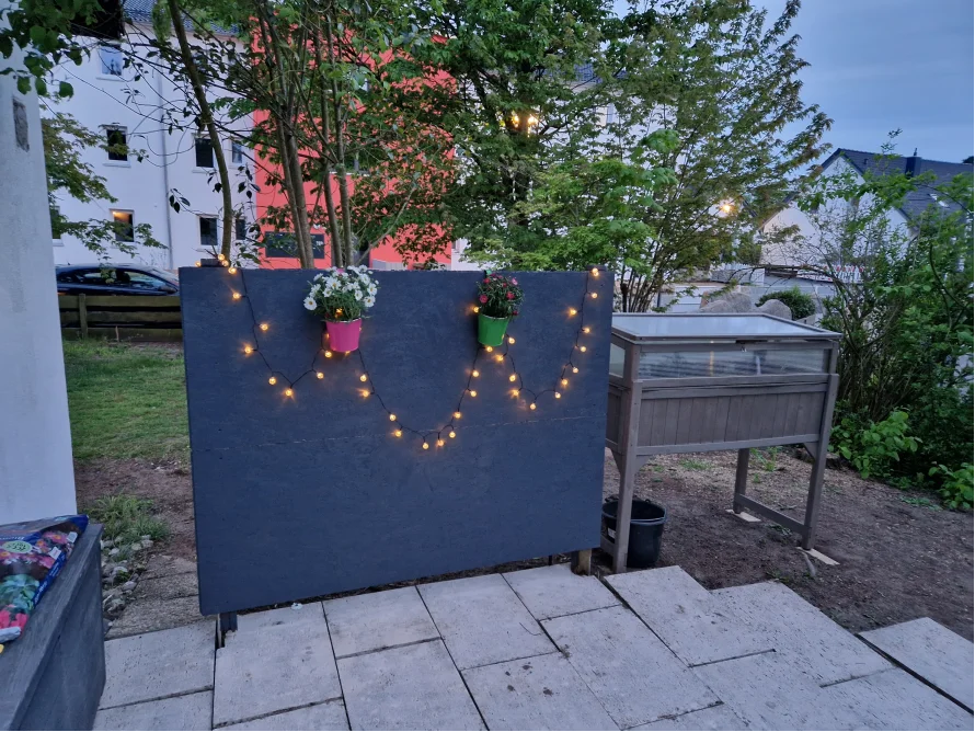 Gartenzaun mit Lichterkette