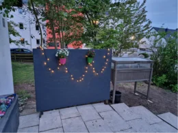 Gartenzaun mit Lichterkette