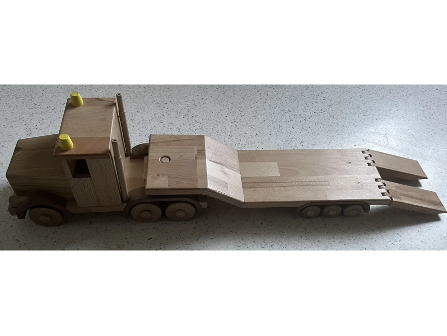 Holzspielzeug-LKW mit Anhänger