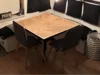 Quadratischer Esstisch mit zwei Stühlen