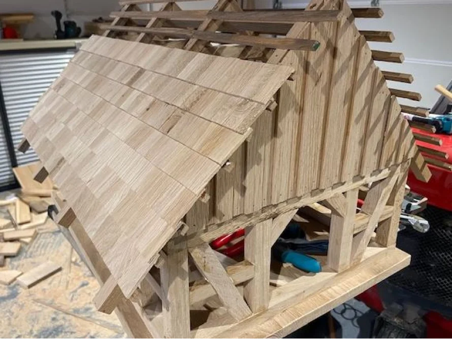 Holzgerüst eines Gartenhauses