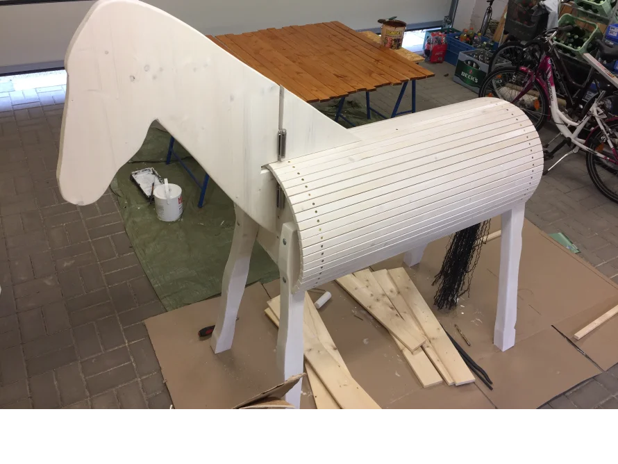 Unfertiges Holzpferd in einer Werkstatt