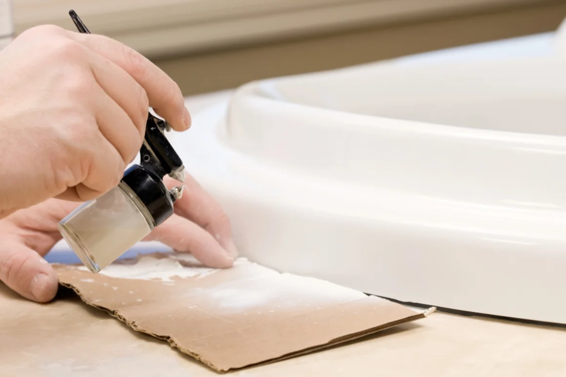 Person hält eine Spritzpistole