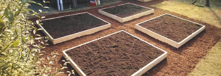 Vier Hochbeete gefüllt mit Erde