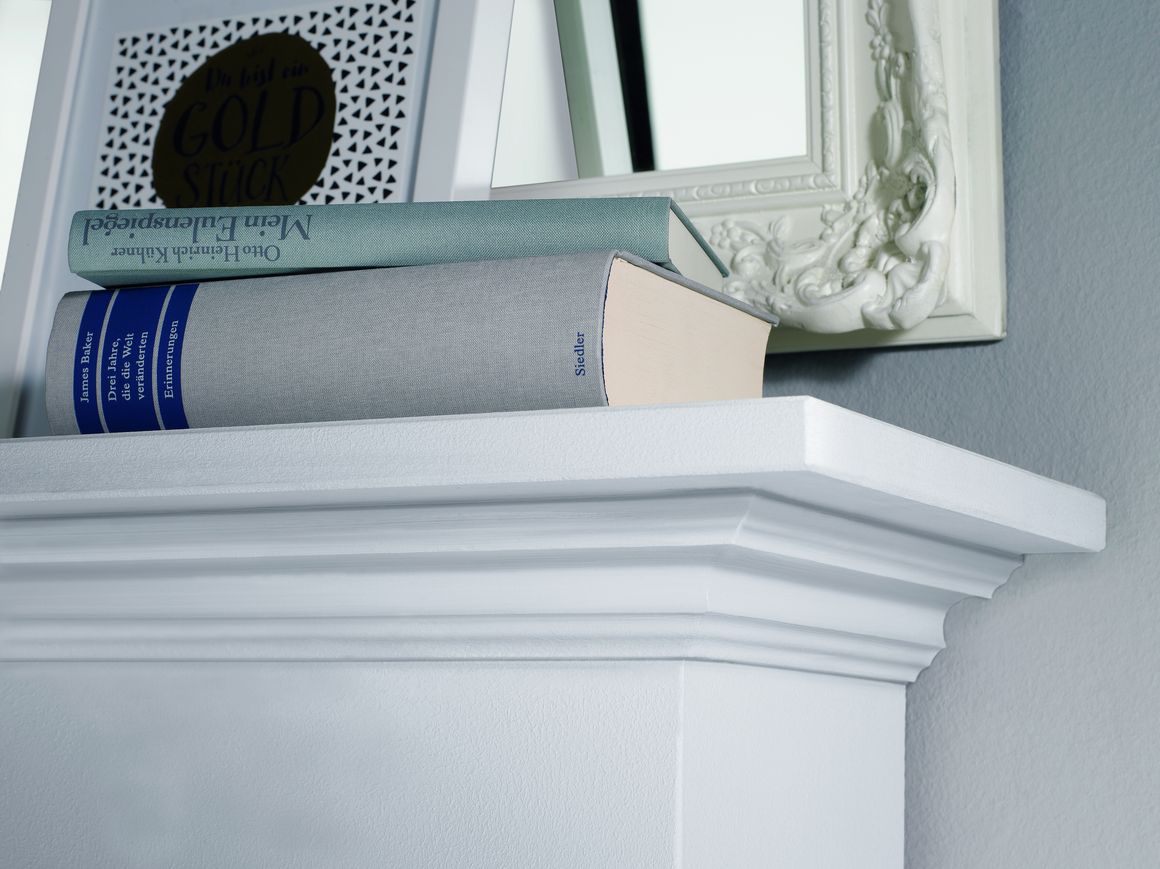 Bücher und Bilderrahmen auf einem Regal