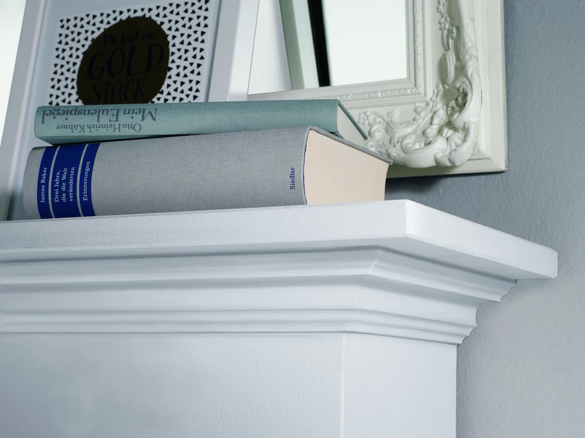 Bücher und Bilderrahmen auf einem Regal