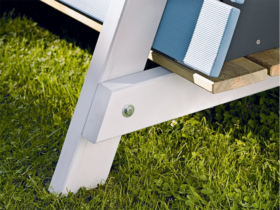 Weiße Holzverbindung mit Schraube