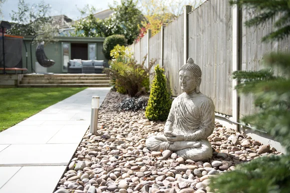 Garten mit Buddha-Statue