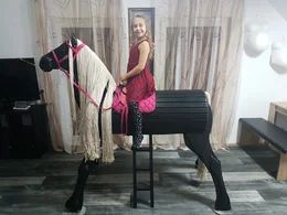 Kind auf Spielzeugpferd