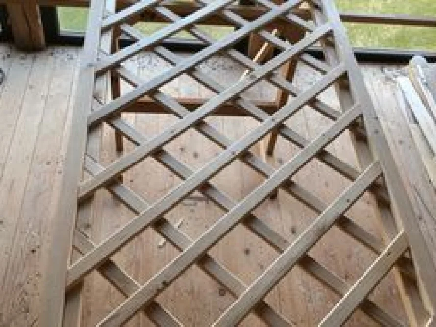 Holzgitter auf Holzboden