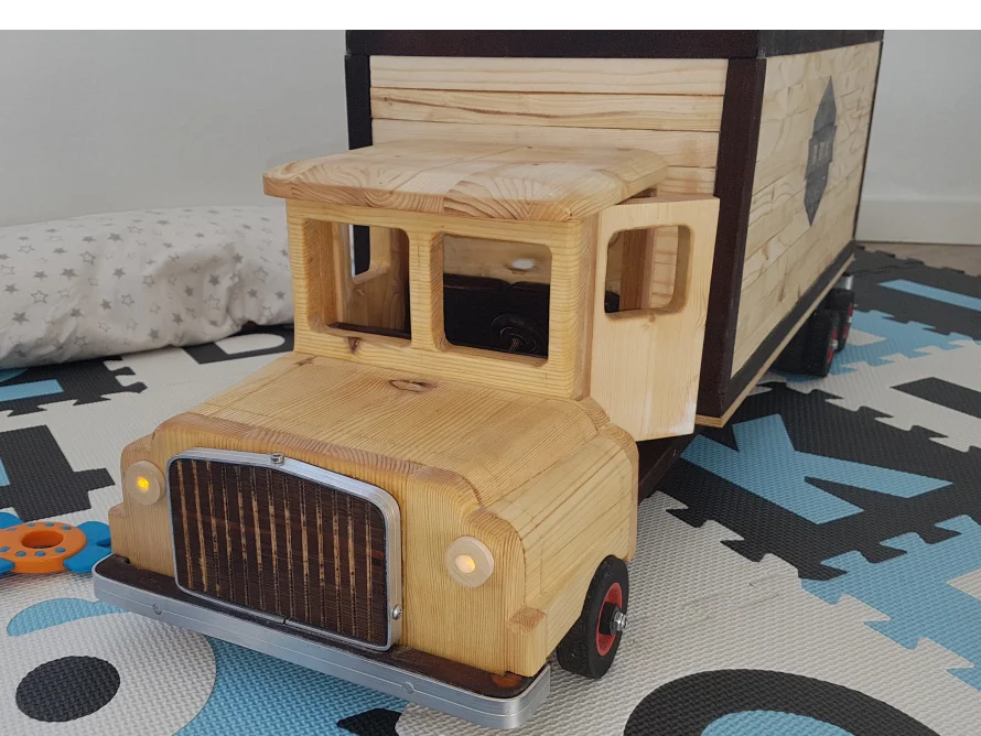 Spielzeuglastwagen aus Holz