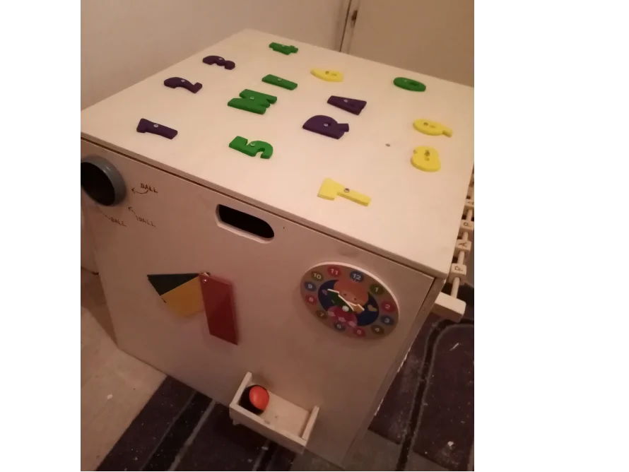 Ein Lernspielzeug aus Holz.